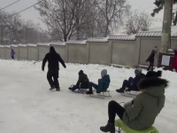 Doi copii care se dădeau cu sania într-o localitate din Constanța au fost loviți de mașină