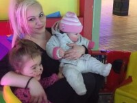 Mamă și fetițele ei găsite moarte în casă. Vecinii spun că au auzit țipete în curte