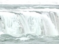 Cascada Niagara a înghețat parțial. Vizitatorii admiră fenomenul spectaculos