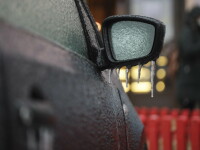 Ploaie înghețată în București. Ghețușul a provocat probleme în trafic