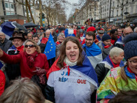 Protest al fularelor rosii la Paris