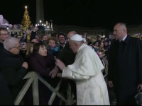 Papa a vorbit despre violența împotriva femeilor după ce a lovit mâna unei credincioase
