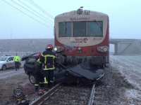 Mașină lovită în plin de tren și târâtă 200 m