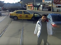 Reacţia unui şofer de BMW atunci când un vatman îl împinge de pe linia de tramvai