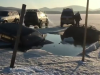 Mașini scufundate în Rusia, după ce șoferii le-au parcat pe gheață