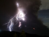 Imagini surprinzătoare. Fulgere și nori de cenușă ies din vulcanul Taal din Filipine