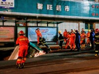 Autobuz cu pasageri, prins într-o surpare pe un drum în China - 3