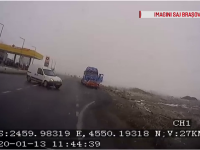 O ambulanță, izbită în plin de un autoturism, în județul Brașov