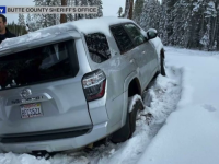 O femeie din California, scoasă cu viață dintr-o mașină acoperită de zăpadă, după șase zile