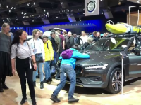 Haos la Salonul Auto de la Bruxelles. Zeci de oameni s-au stropit cu ulei și s-au urcat în mașini