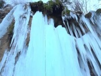 Cascadele înghețate, căutate de turiști în această perioadă. Curajoșii pot escalada pereții