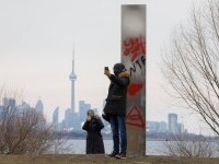 Monolit misterios, apărut în Toronto. În scurt timp, a fost vandalizat