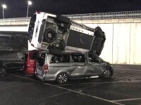 Un angajat Mercedes a distrus cu un excavator 69 de mașini după ce a fost concediat. Pagubele sunt enorme