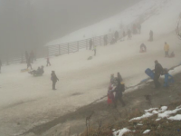 Turiștii din Sinaia au avut parte și de o altă provocare în afară de ceață: ”Trebuie să facem slalom printre gunoaie”