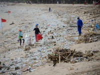 Plajele din Bali, „sufocate” de gunoaie