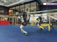O filmare cu roboți industriali care dansează a devenit virală pe internet