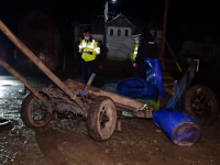 Doi oameni și un cal au scăpat ca prin minune cu viață după ce căruța lor a fost spulberată de o mașină, în Bistrița Năsăud