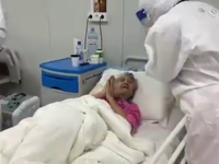 Scene emoționante la Iași. O bătrânică bolnavă de Covid, sărbătorită de ziua ei de medicii care o îngrijesc
