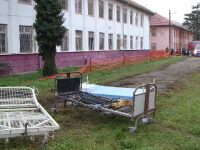 Alertă la un spital de psihiatrie din județul Timiș. O saltea a luat foc de la o țigară
