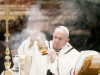 Papa Francisc a semnat un decret ce permite femeilor să ocupe mai multe funcţii în Biserica Catolică