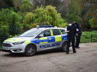 Polițiștii britanici pot ridica oameni de pe băncile din parc pentru încălcarea regulilor coronavirusului