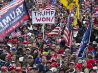 Proteste masive și revolte armate, planificate în SUA în cazul în care Donald Trump va fi demis