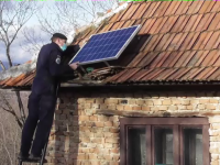 Jandarmii au strâns bani și i-au instalat panouri solare unui tată care își crește singur fiica de 14 ani