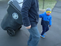 Un băiețel de 3 ani a devenit ajutor de gunoier. 