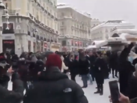 Madrilenii s-au bătut cu bulgări și au dansat în stradă după ninsoarea puternică. VIDEO