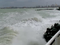 Furtună puternică la malul mării. Rafale de 60 km/h și valuri de peste 4 metri în larg
