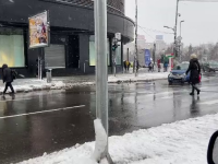 Ninsoarea a făcut din nou probleme în București. Tramvai deraiat și sute de blocuri fără apă caldă și căldură