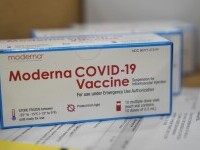 Prima tranşă de 14.000 doze de vaccin anti-COVID produs de Moderna va ajunge miercuri în România