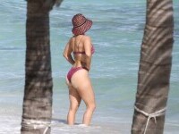 Are 51 de ani și un corp de invidiat. Vedeta surprinsă la plajă în Caraibe alături de iubit. GALERIE FOTO