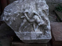 O bucată dintr-un sarcofag din epoca romană, găsită în locuinţa unui constănţean. FOTO