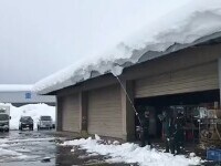 Un bărbat a provocat o avalanșă când și-a curățat acoperișul. Imagini virale