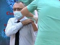 Ministrul Sorin Cîmpeanu a purtat o cămașă specială când s-a vaccinat