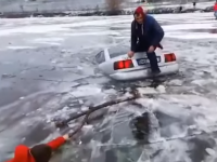 VIDEO. Un bărbat a spart gheața cu mașina, de Bobotează. Autovehiculul s-a scufundat