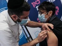 Mulți israelieni se infectează deși au fost vaccinați. 