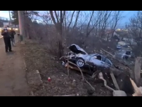 Accident grav în Suceava. O mașină scăpată de sub control a intrat pe trotuar, a lovit un pieton și s-a oprit într-o râpă