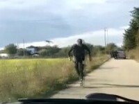 Urmărire spectaculoasă în Dâmbovița. Un tânăr jefuit de tâlhari a condus kilometri întregi pe urmele lor. VIDEO