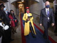 Traducătorul în catalană al tinerei poete americane Amanda Gorman, concediat din cauza \