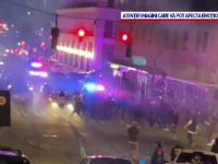 VIDEO. O mașină de poliție a intrat într-un grup de oameni și a rănit mai multe persoane