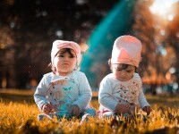 (P) Dublă bucurie, dar și dublă provocare: cum arată cărucioarele de bebeluși pentru gemeni?