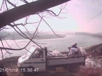 Doi bărbați, filmați în timp ce aruncă zeci de saci cu moloz pe malul Jiului. Polițiștii îi caută