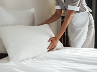 (P) 5 recomandări pentru o curățare profesională a unei camere de hotel