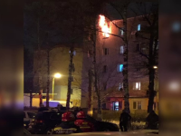 Incendiu puternic într-un bloc din Brașov. Un bătrân a murit și zeci de persoane au fost evacuate