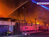 Incendiu de proporții la o fabrică de reciclare din SUA. Clădirea a ars ca o torță