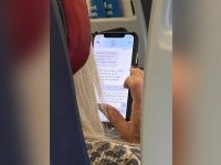 O femeie s-a îngrozit după ce a văzut un mesaj pe telefonul unei pasagere din avion. Ce scria în el