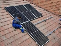Mii de români se grăbesc să-și instaleze panouri fotovoltaice după ce facturile au explodat. Cum poți deveni prosumator