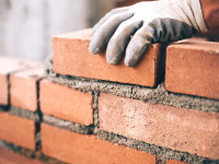 Trei bărbați au furat materiale de construcţii de 30.000 de euro dintr-un bloc din Năvodari